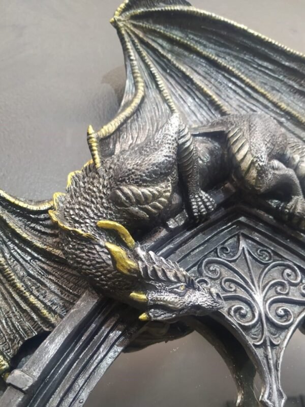 Dragao preto com detalhes dourados no topo do espelho, detalhes e escamas brilhantes, arabesco de borboleta